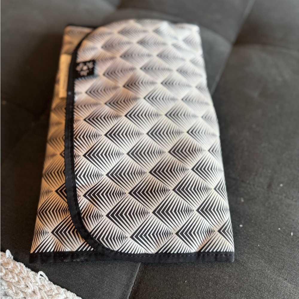 Ju-Ju-Be Black and White Baby Bag with Geometric Pattern - Picture 4 of 4